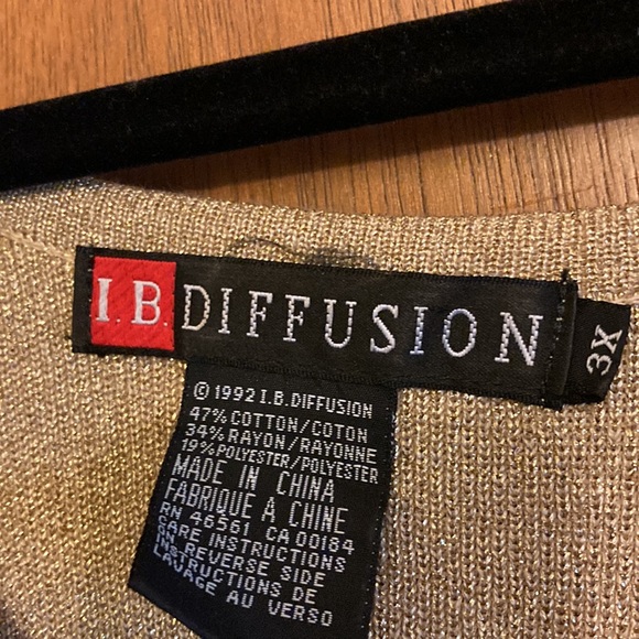 Shimmery gold knit tank. Longer length 3x - Picture 3 of 3